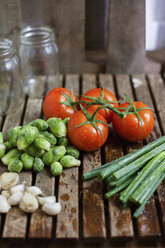 Hohe Winkelansicht von Gemüse und Gläsern auf Holztisch - CAVF46249