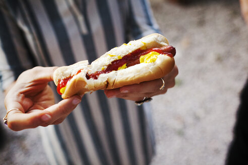 Nahaufnahme einer Frau mit einem Hotdog - CAVF46304