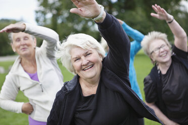 Glückliche Frauen beim Sport im Park - MASF06798