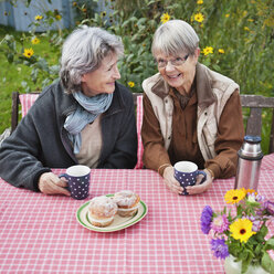 Zwei ältere Frauen trinken Kaffee am Tisch - MASF06836