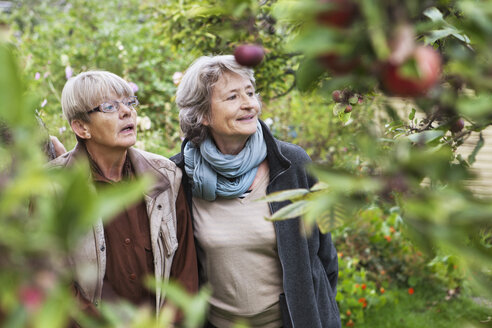 Zwei ältere Frauen im Garten - MASF06843