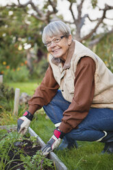 Frau arbeitet im Garten - MASF06859