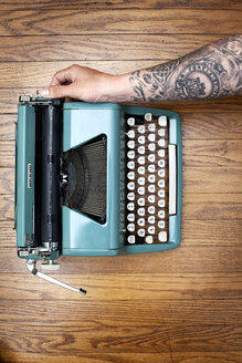 Draufsicht auf eine von Hand eingestellte Schreibmaschine - CAVF46823