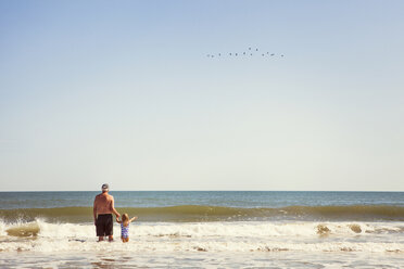 Großvater und Enkel stehen im Meer - CAVF46940