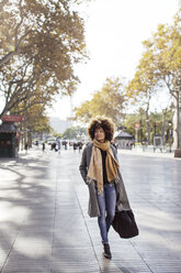 Frau mit Tasche zu Fuß auf der Straße gegen den Himmel - CAVF47101