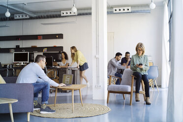 Geschäftsleute, die im Büro arbeiten - CAVF47163