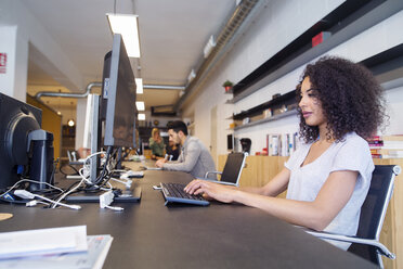 Geschäftsleute arbeiten am Schreibtisch im Büro - CAVF47169