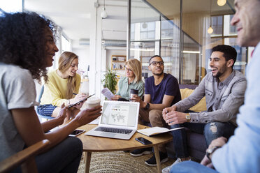 Glückliche Geschäftsleute diskutieren in einem Meeting im Büro - CAVF47174