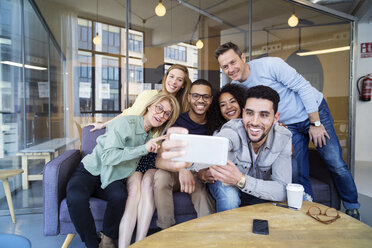 Glückliche Geschäftsleute machen ein Selfie im Büro - CAVF47183