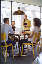 Geschäftsleute beim Brainstorming im Sitzungssaal des Büros - CAVF47185