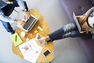 Hohe Winkel Ansicht der männlichen Mitarbeiter arbeiten im Büro - CAVF47193