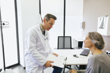 Arzt im Gespräch mit einem Patienten in einer medizinischen Klinik - CAVF47258