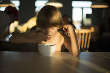 Hemdloser Junge beim Frühstück am Tisch - CAVF47286