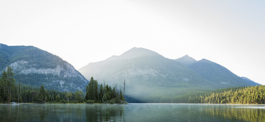 Panoramablick auf den See und die Berge - CAVF47334