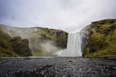 Idyllischer Blick auf den Wasserfall Skogafoss - CAVF47338