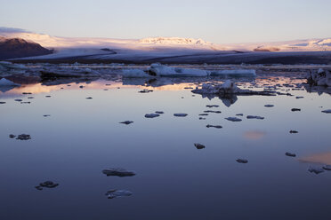 Blick auf einen zugefrorenen See mit schneebedecktem Berg bei Sonnenuntergang - CAVF47341