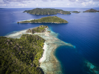 Hochformatige Ansicht der Raja Ampat Inseln gegen den Himmel - CAVF47351