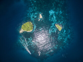 Blick von oben auf die Raja Ampat Inseln - CAVF47354