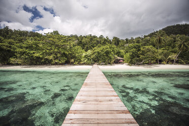 Blick auf den Pier der Raja Ampat Inseln gegen den bewölkten Himmel - CAVF47359