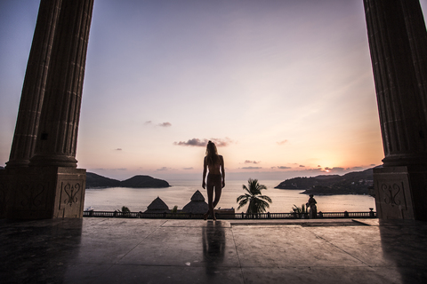 Rückansicht einer Frau mit Blick auf die Aussicht, lizenzfreies Stockfoto