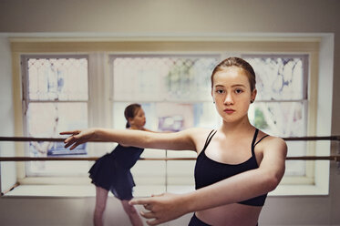 Balletttänzer beim Üben im Tanzstudio - CAVF47499