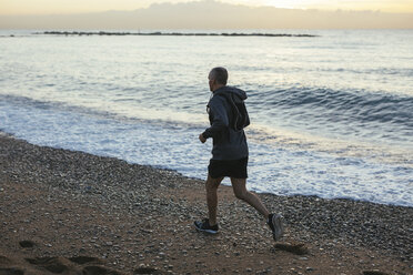 Hohe Winkel Ansicht des Mannes joggen am Ufer am Strand - CAVF47743