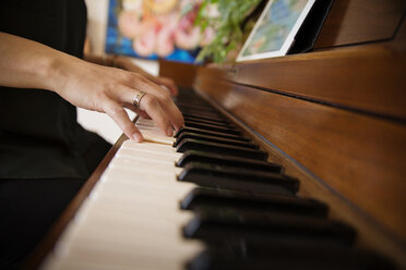 Ausgeschnittenes Bild von Frauenhänden, die zu Hause Klavier spielen - CAVF47778