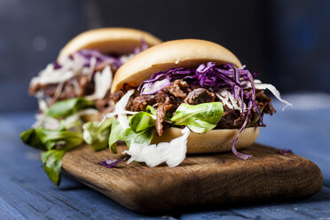 Veganer Jackfruit-Burger mit Rotkohl, Weißkohl, Feldsalat - SBDF03530