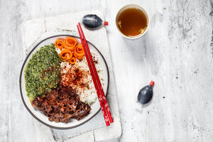 Vegane Teriyaki-Bowl mit gezupftem Teriyaki-Rindfleisch aus Jackfruit, Spinat, Reis und Karotten - SBDF03531