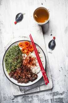 Vegan teriyaki bowl with pulled teriyaki beef made from jackfruit, spinach, rice and carrots - SBDF03532