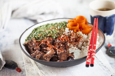 Vegan teriyaki bowl with pulled teriyaki beef made from jackfruit, spinach, rice and carrots - SBDF03533