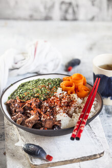 Vegan teriyaki bowl with pulled teriyaki beef made from jackfruit, spinach, rice and carrots - SBDF03534