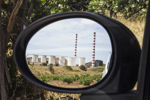 Griechenland, Laurion, Gaskraftwerk gespiegelt im Außenspiegel, lizenzfreies Stockfoto