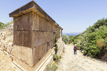 Greece, Attica, ancient city Rhamnous, old grave and tourist - MAMF00077