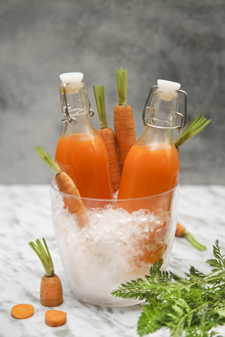 Erfrischender Karottensaft auf Marmor, lizenzfreies Stockfoto