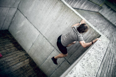 Sportler klettert im Freien eine Betonwand hoch - DAWF00665