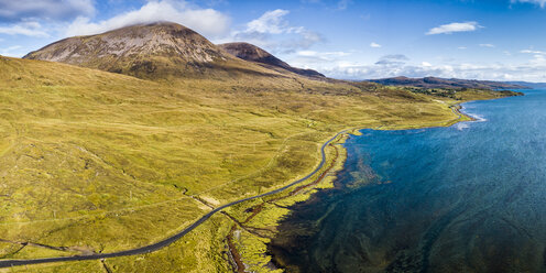 Vereinigtes Königreich, Schottland, Nordwestliche Highlands, Isle of Skye, Panoramablick auf Loch Slapin - STS01496