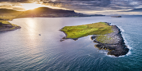 Vereinigtes Königreich, Schottland, Nordwestliche Highlands, Isle of Skye, Staffin Bay bei Sonnenuntergang, lizenzfreies Stockfoto