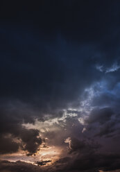 Österreich, Hörsching, dunkle Wolken nach Gewittersturm - EJWF00871
