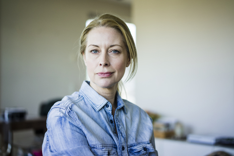 Porträt einer blonden Geschäftsfrau mit Jeanshemd, lizenzfreies Stockfoto