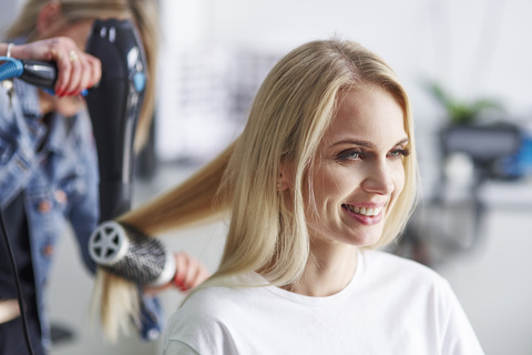 Porträt einer glücklichen Frau beim Friseur, lizenzfreies Stockfoto