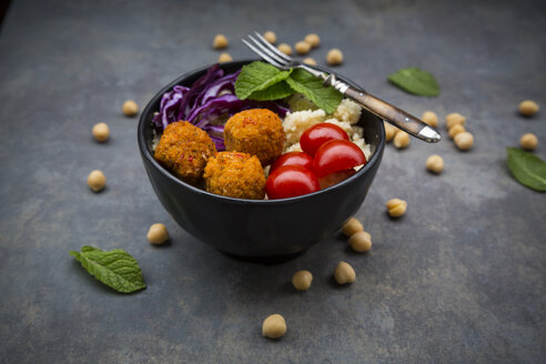 Couscous-Süßkartoffel-Falafel-Bowl mit Rotkohl, Tomate, Minze und Hummus - LVF06886