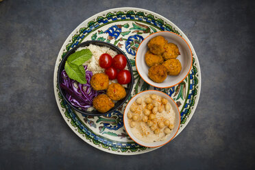 Couscous-Süßkartoffel-Falafel-Bowl mit Rotkohl, Tomate, Minze und Hummus - LVF06888