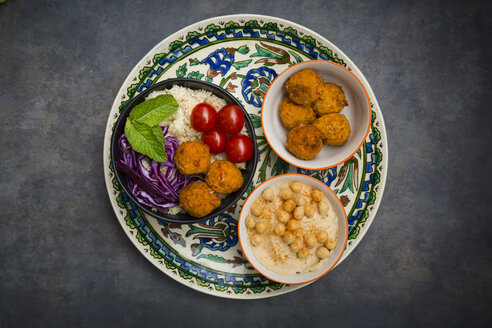 Couscous-Süßkartoffel-Falafel-Bowl mit Rotkohl, Tomate, Minze und Hummus - LVF06888