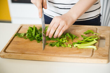 Mädchenhände hacken Gemüse in der Küche, Nahaufnahme - LVF06891