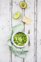 Zoodels mit Avocado-Basilikum-Pesto - LVF06896