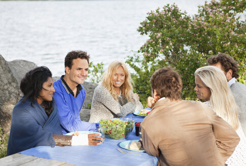 Freunde beim Abendessen im Freien - MASF06907