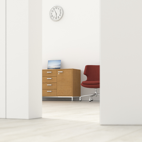 Büro hinter angelehnter Tür, 3d Rendering, lizenzfreies Stockfoto