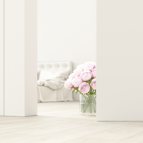 Schlafzimmer mit Rosenstrauß hinter angelehnter Tür, 3d Rendering, lizenzfreies Stockfoto