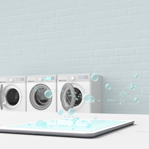 Blasen, die aus einer Tablet in einer Waschküche aufsteigen, 3d-Rendering, lizenzfreies Stockfoto